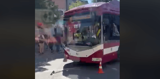 На пішохідному переході в центрі Франківська збили людину. Через ДТП рух тролейбусів змінено (ВІДЕО)