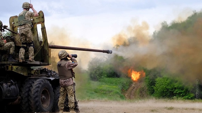 На два напрямки ворог перемістив танкові підрозділи і БТГ, веде наступи – зведення