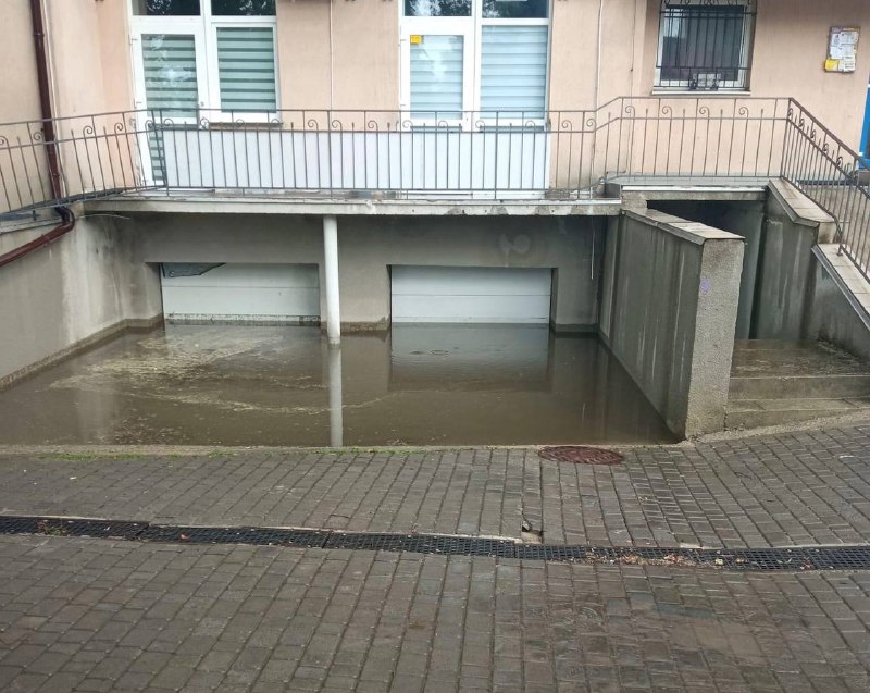 Година дощу, а місто потопає і в заторах: дощова каналізація Франківська знову не витримала випробування (ФОТО, ВІДЕО)