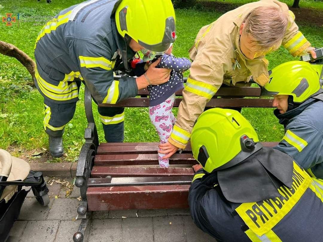 У Меморіальному сквері трирічна дівчинка застрягла у лавці – допомагали рятувальники (ФОТО, ВІДЕО)
