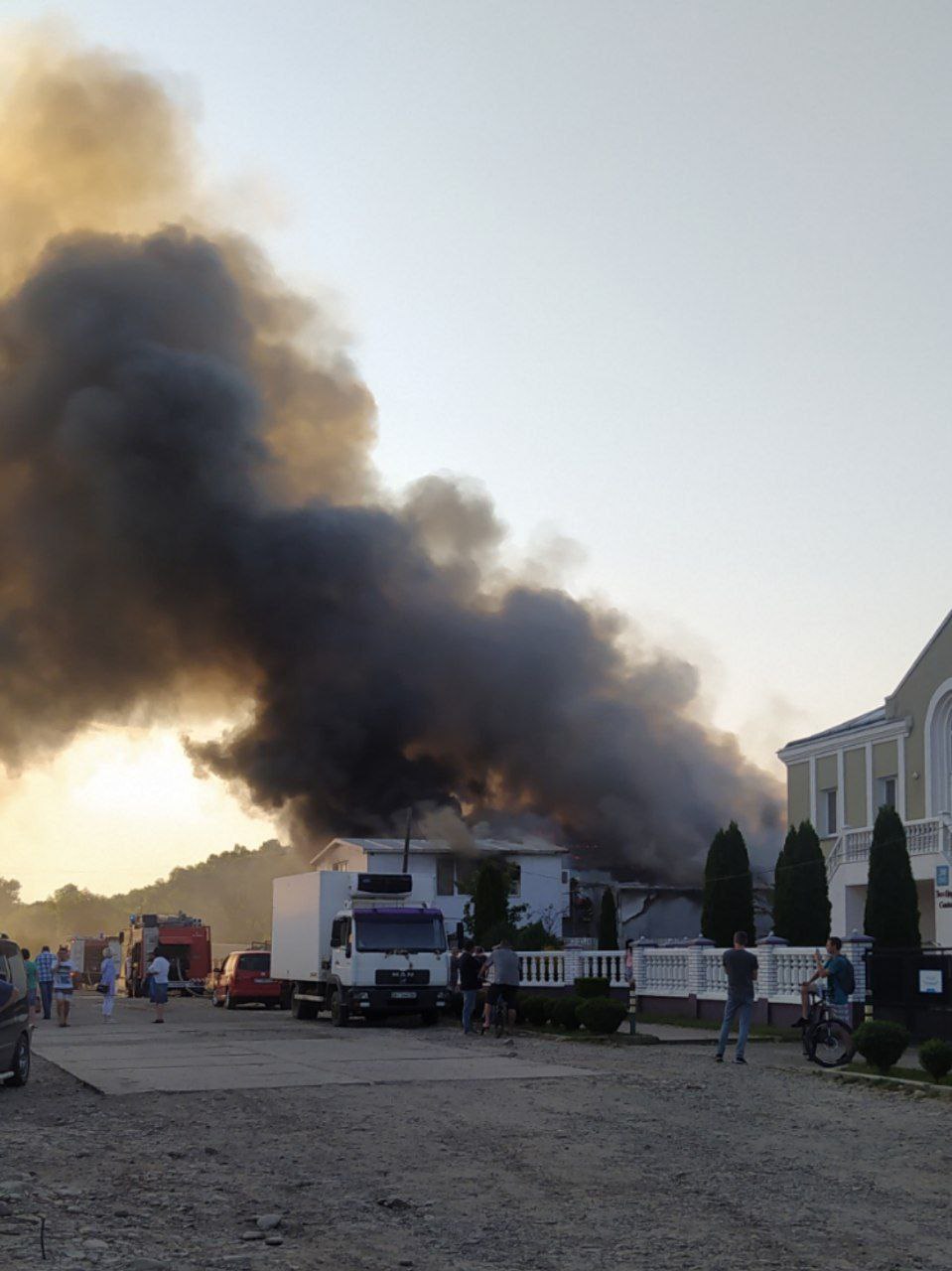 У Долині 27 рятувальників гасили пожежу на ринку (ФОТО)