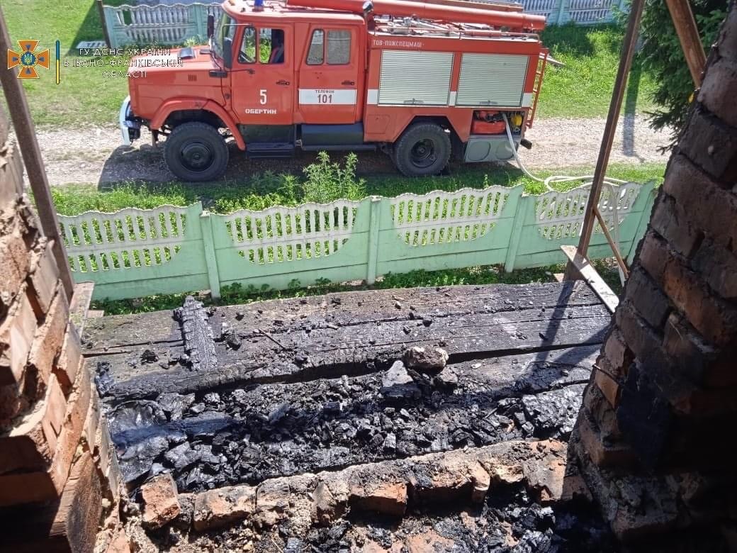 На Прикарпатті вогнеборці гасили пожежу в приміщенні колишньої школи
