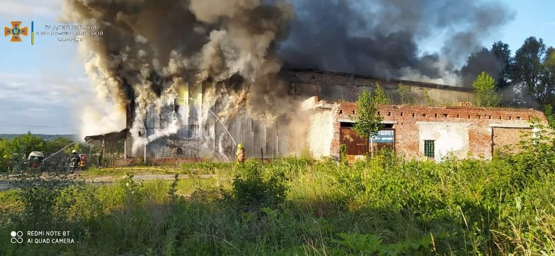 Удосвіта в Коломиї 20 бійців ДСНС гасили масштабну пожежу СТО (ВІДЕО)