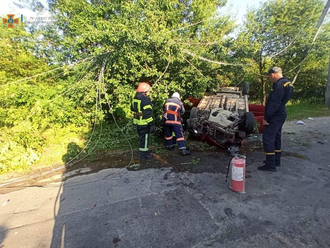 У Надвірній «Лада Калина» перекинулася на дах. Люди самостійно вибралися з авто (ФОТО)