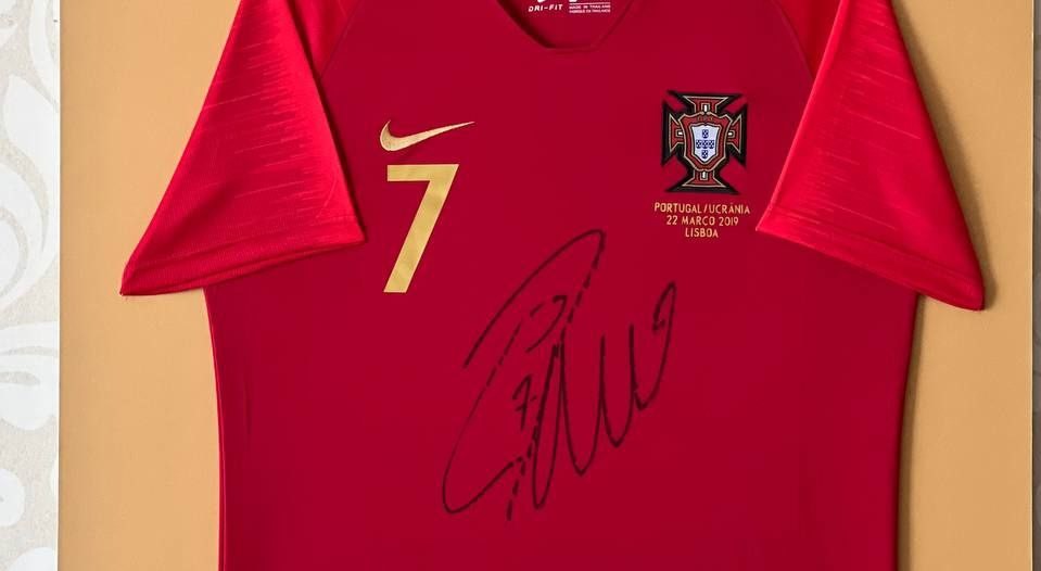 Франківський школяр продав футболку з автографом Роналду за 70 тисяч гривень. Футболіст відреагував