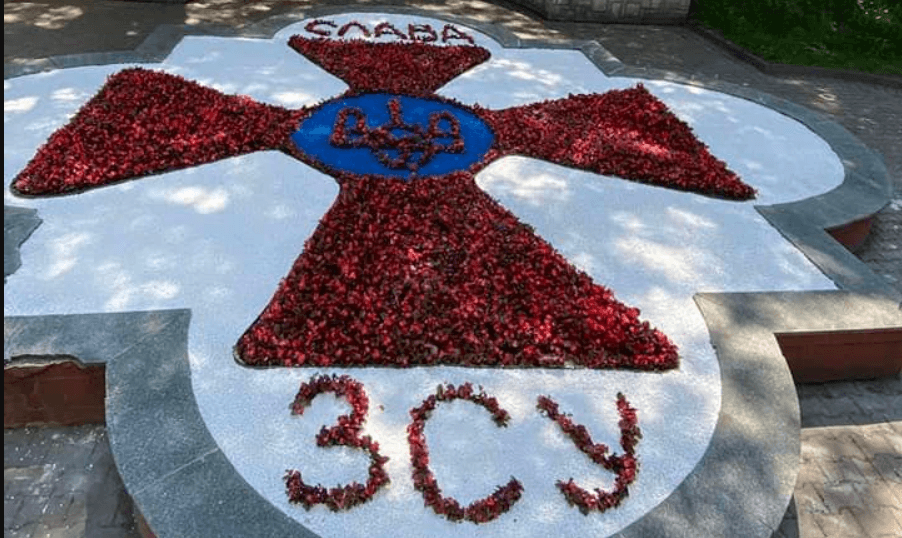 У центрі Франківська у формі герба ЗСУ висадили клумбу (ФОТО)