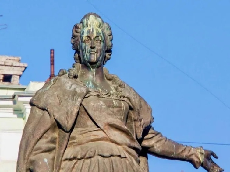 “Місце на звалищі”: пам’ятник Катерині ІІ в Одесі пропонують знести
