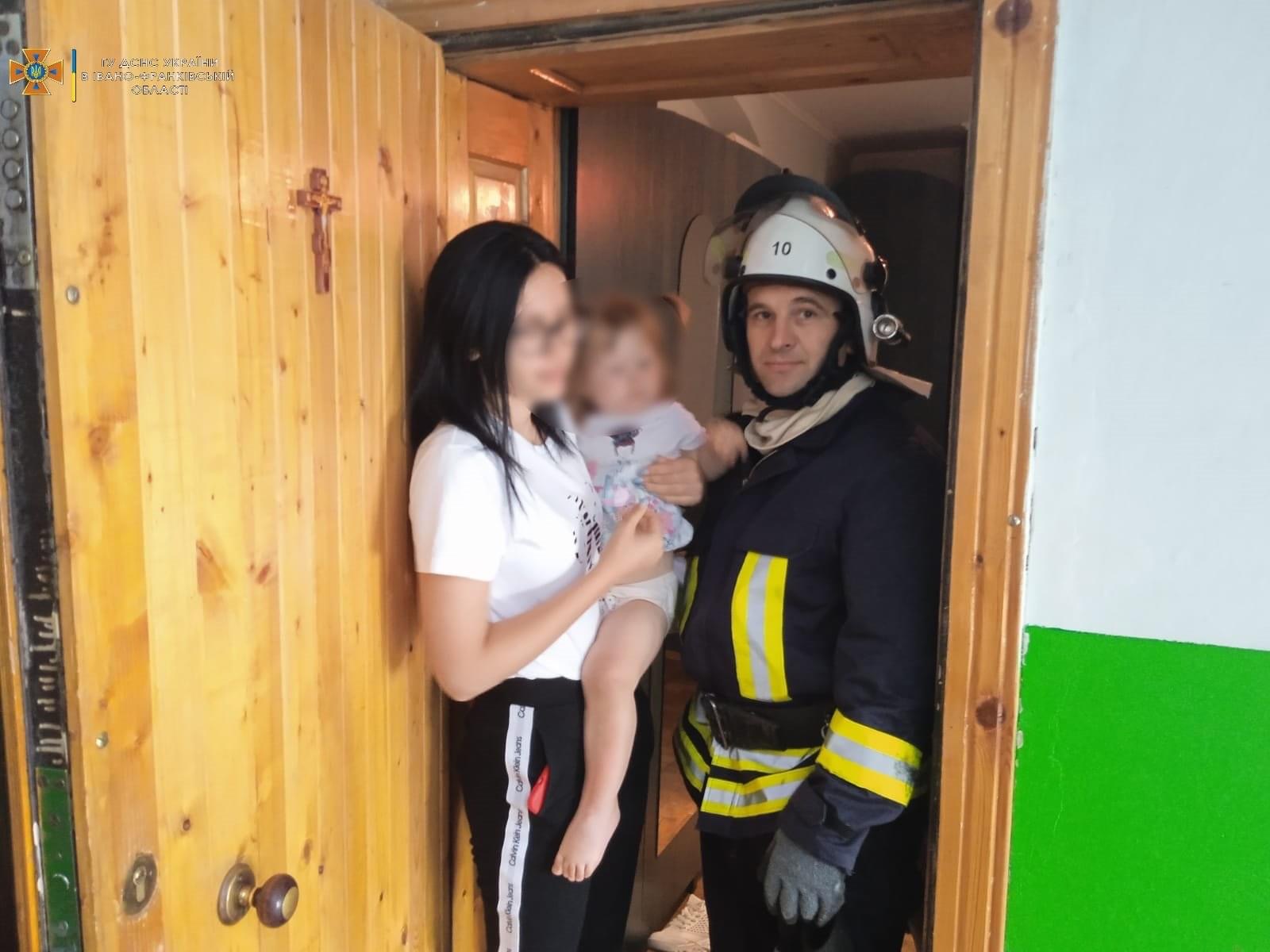На Калущині рятувальники відчинили вхідні двері квартири, де перебувала маленька  дитина