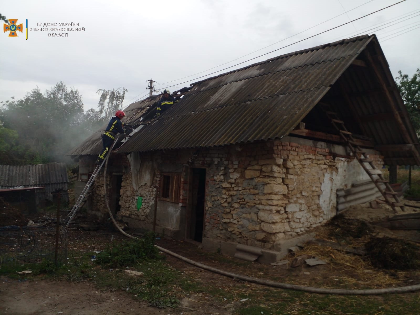 У Рогатині горіла господарська будівля: пожежу загасили вогнеборці (ФОТОФАКТ)