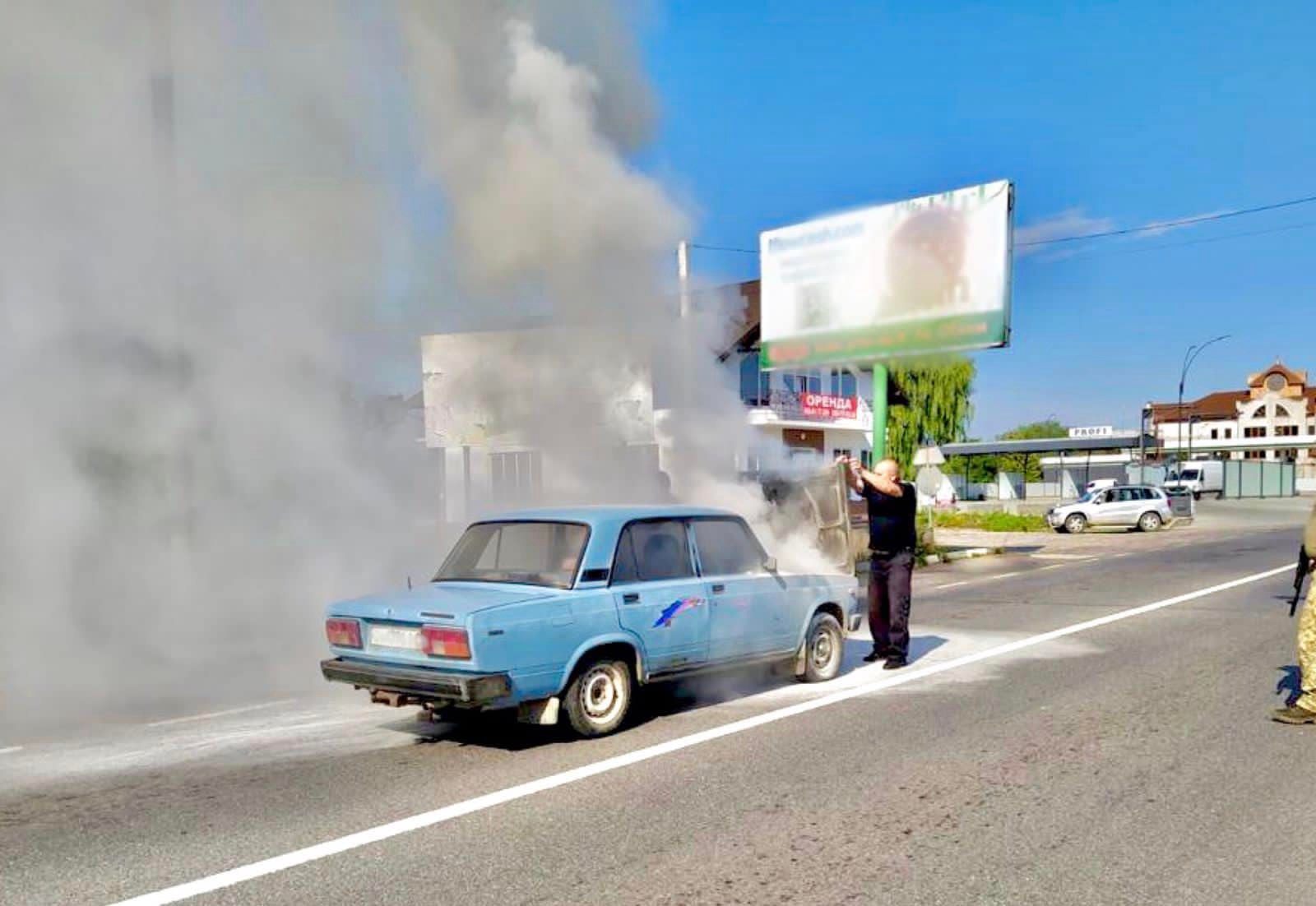 Загорівся автомобіль: прикарпатські поліціянти врятували водія (ФОТО)￼