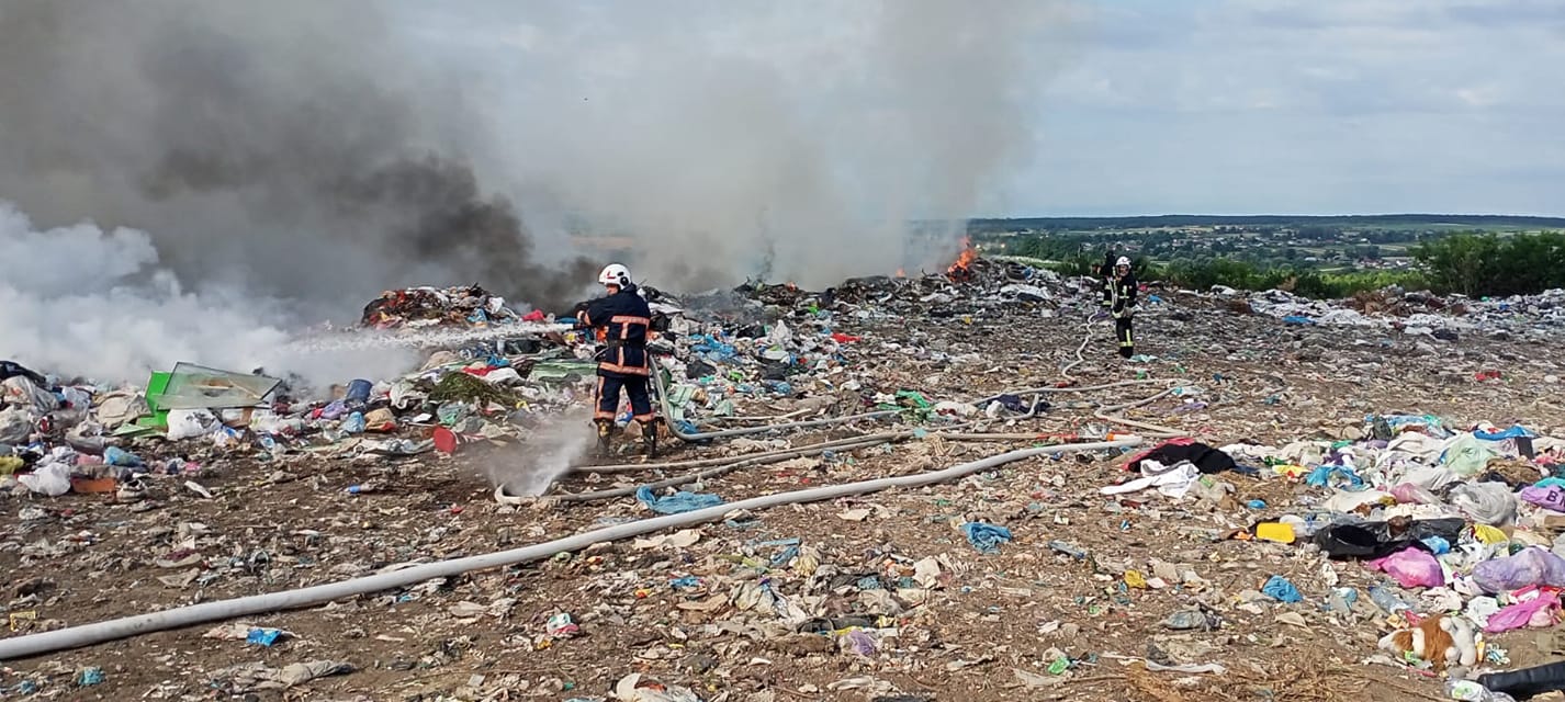 З ранку до вечора рятувальники гасили пожежу на сміттєзвалищі у Тлумачі