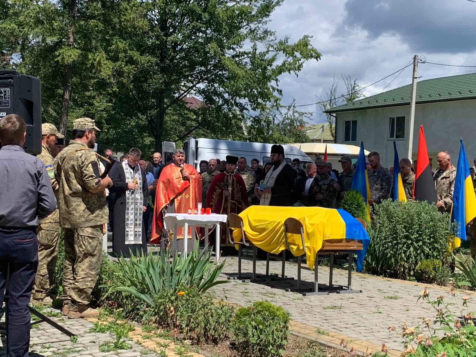 На Богородчанщині навколішки та зі слізьми зустріли загиблого Героя Василя Косовича (ФОТО)