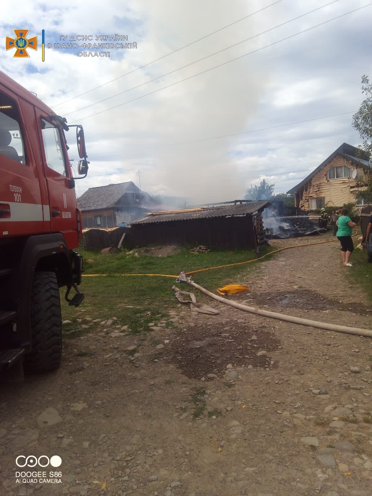 На Надвірнянщині горіла будівля: вогнеборці врятували три житлові будинки, що розташовані поруч (ФОТОФАКТ)