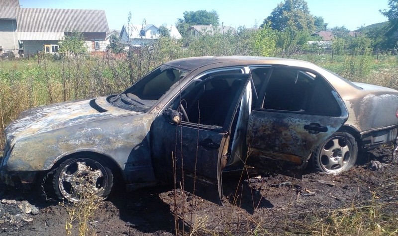 Під Франківськом горіла суха трава: вогонь знищив автомобіль (ФОТО)