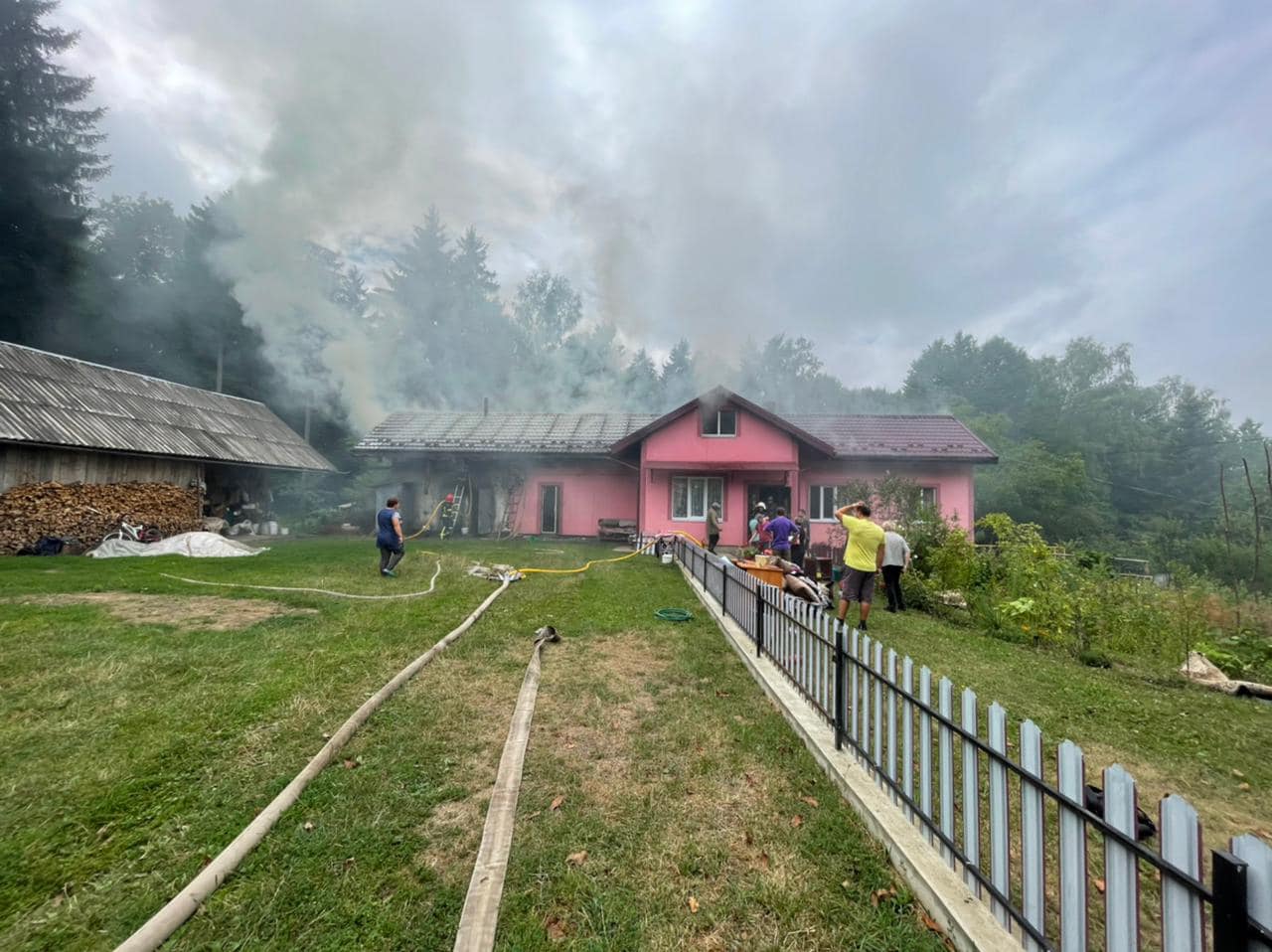 Майже чотири десятки людей гасили пожежу житлового будинку на Калущині (ФОТО)