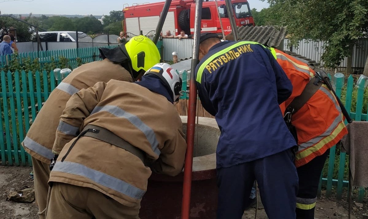 На Городенківщині 69-річна жінка впала у восьмиметровий колодязь (ФОТО)