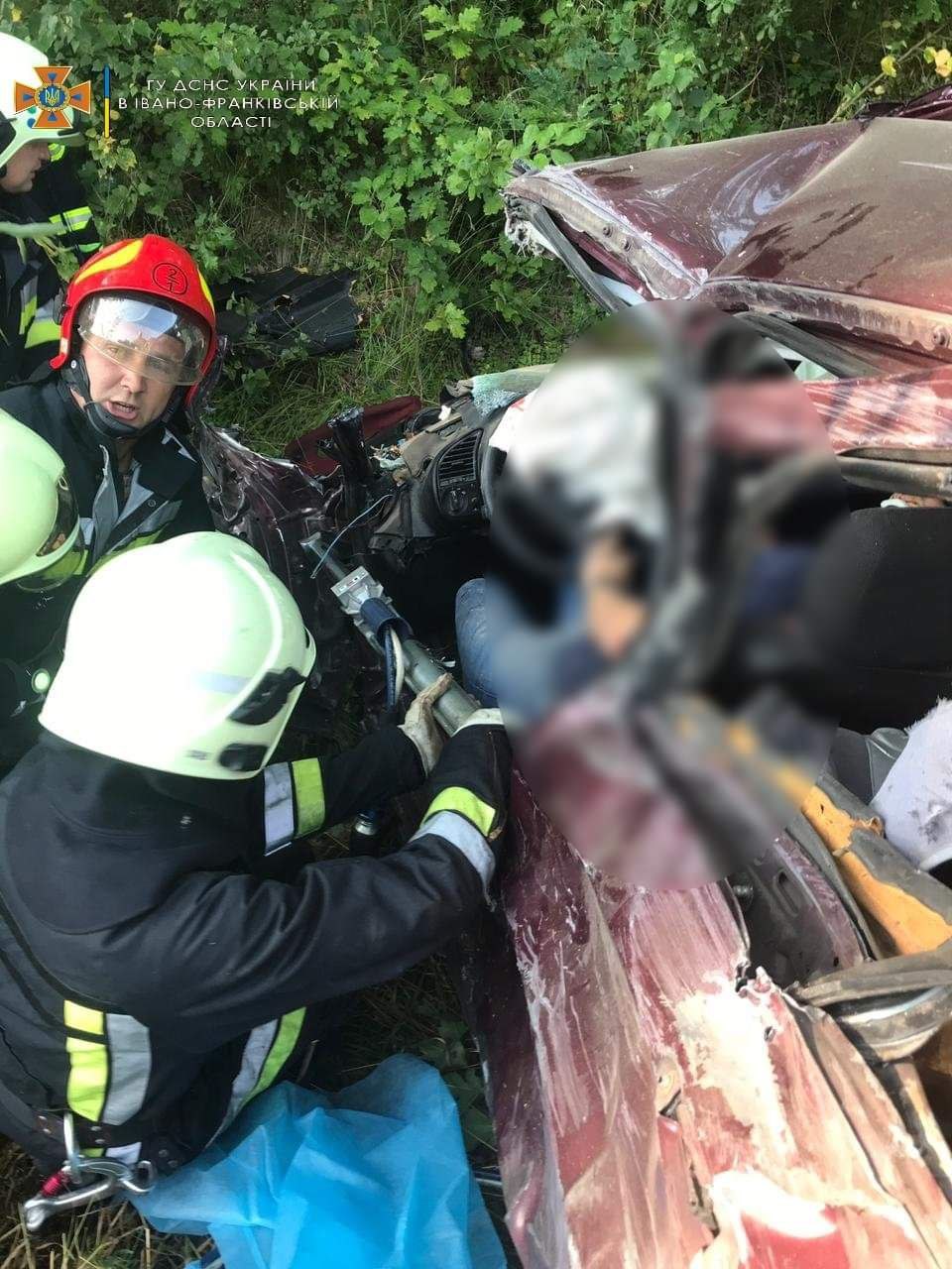 У Марківцях BMW зіткнулася з вантажівкою: рятувальники витягнули травмованого водія