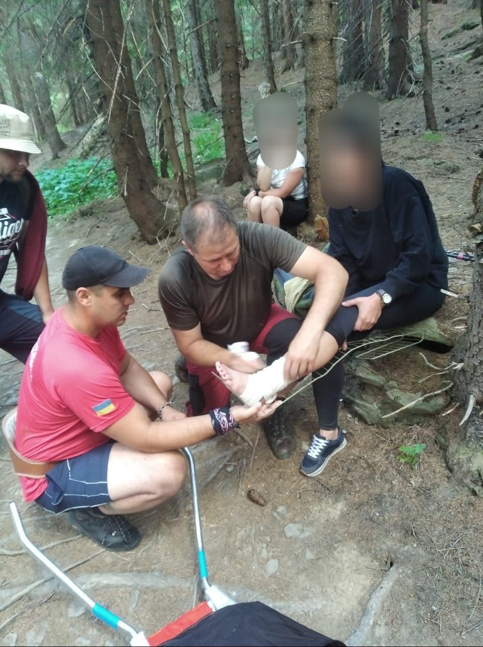 На Прикарпатті рятувальники на ношах зносили жінку, яка травмувалася в горах (ФОТО)