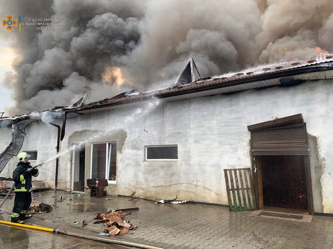 На Косівщині 26 рятувальників гасили масштабну пожежу складу (ФОТО) 