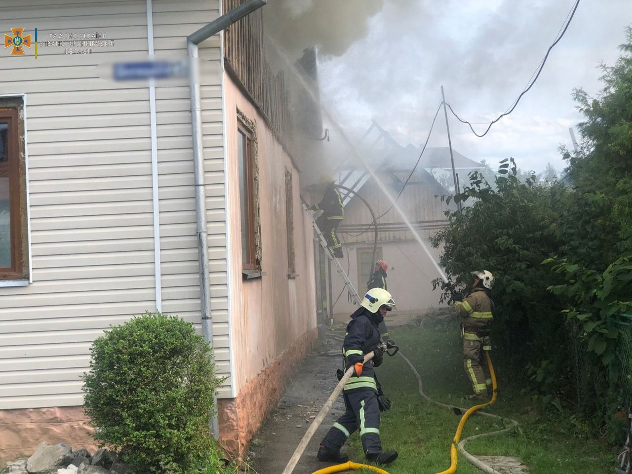 Шістнадцять вогнеборців ліквідували пожежу житлового будинку в місті Надвірна (ФОТО)