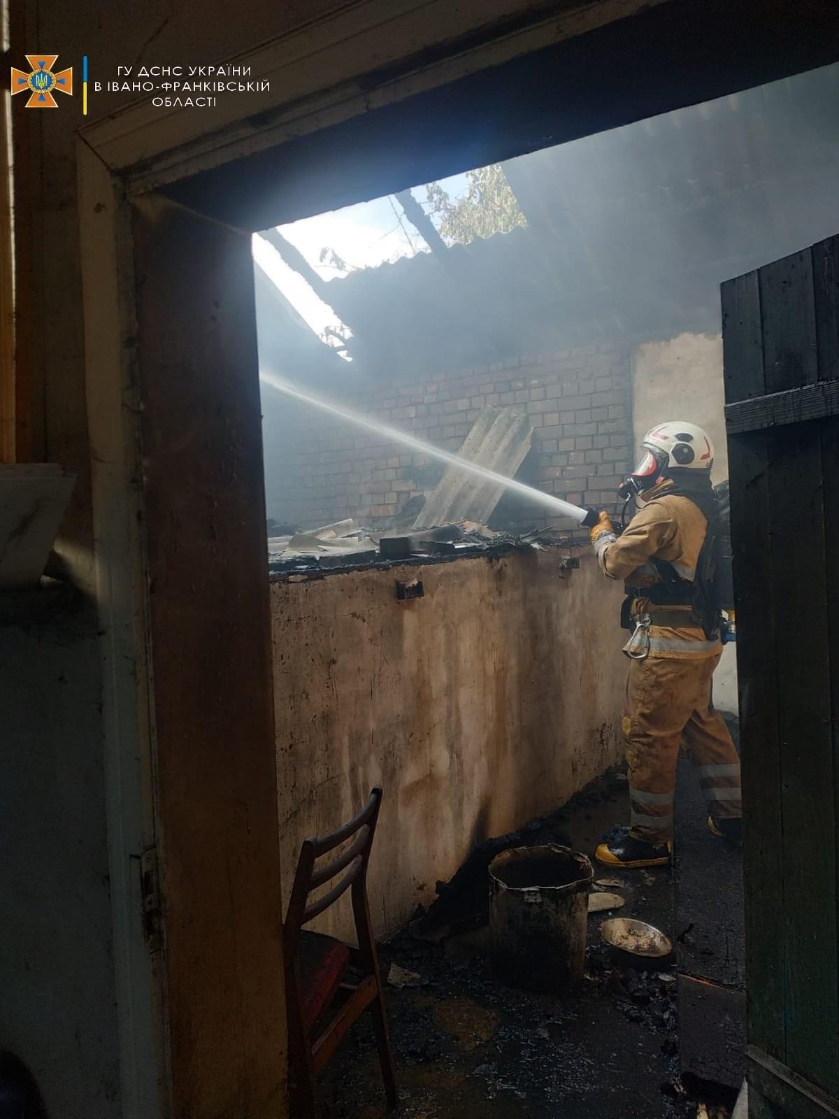 На Коломийщині гасили пожежу господарського комплексу 