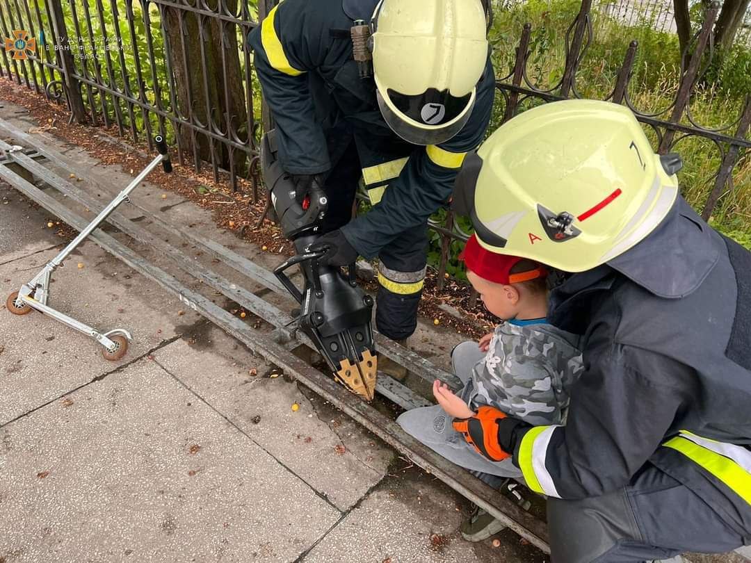 У Коломиї восьмирічний хлопчик застряг у елементах лавки: допомогли рятувальники