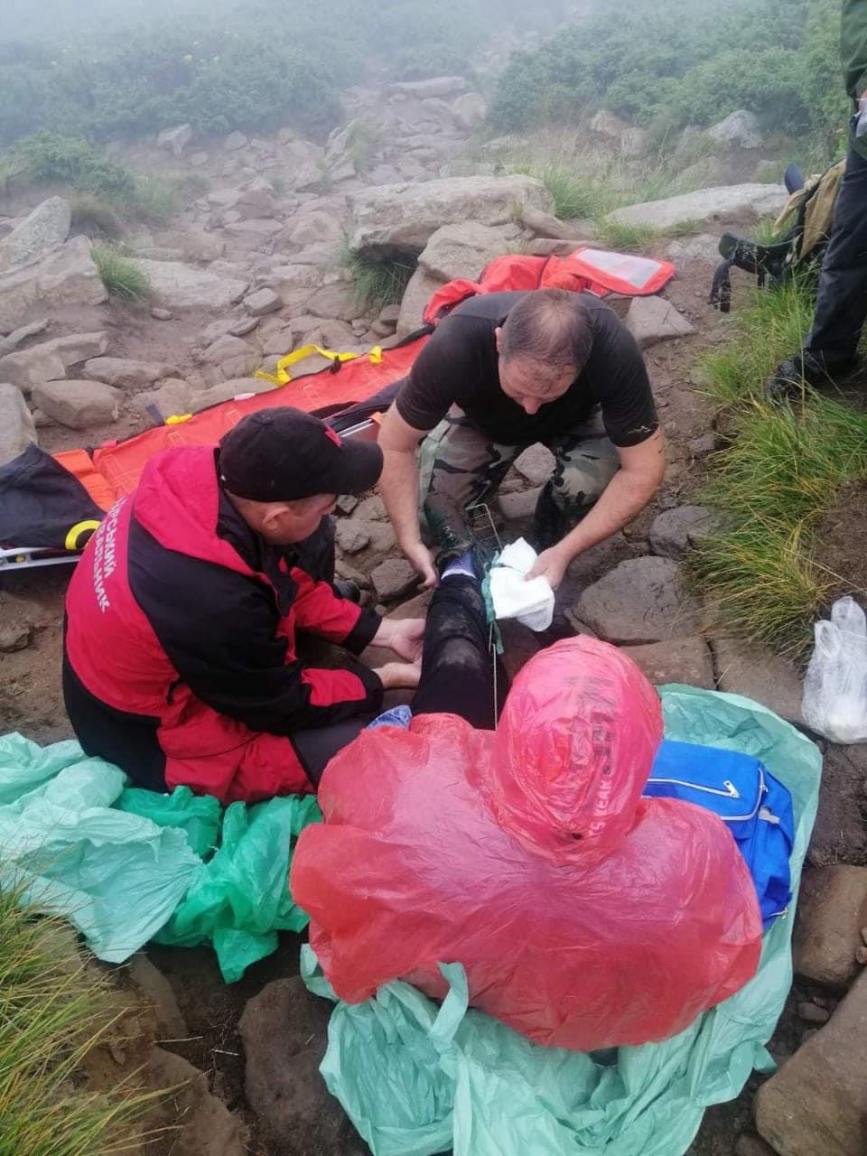 Рятувальники допомогли туристці, яка травмувала ногу в горах на Прикарпатті 