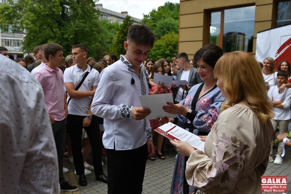 По навчанню: сотні випускників університету Короля Данила урочисто отримали дипломи (ФОТО) 
