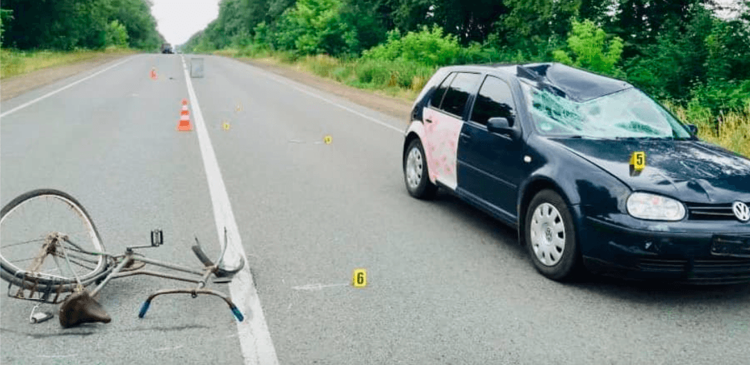 На Коломийщині велосипедист потрапив під колеса авто. Чоловік помер у лікарні (ФОТО)