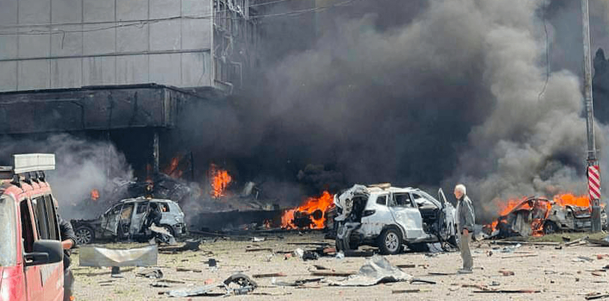 Удар по Вінниці: росіяни влучили в офіси, горить 50 авто, є загиблі