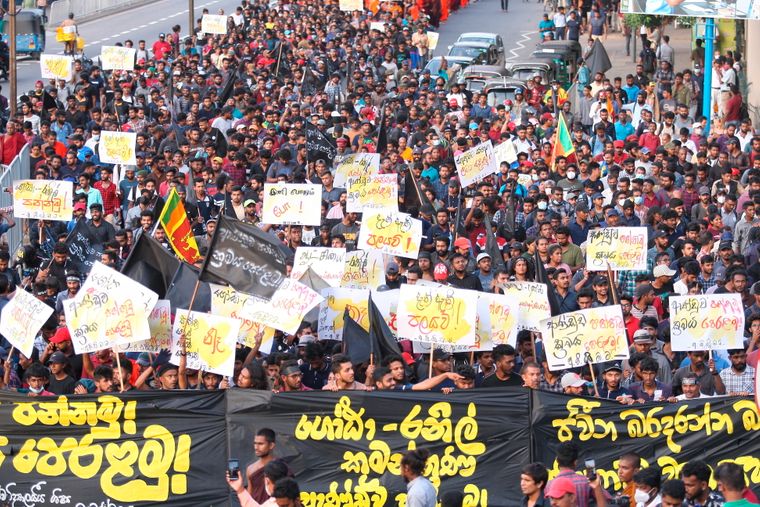Тисячі протестувальників на Шрі-Ланці штурмом взяли резиденцію президента. Що там відбувається?