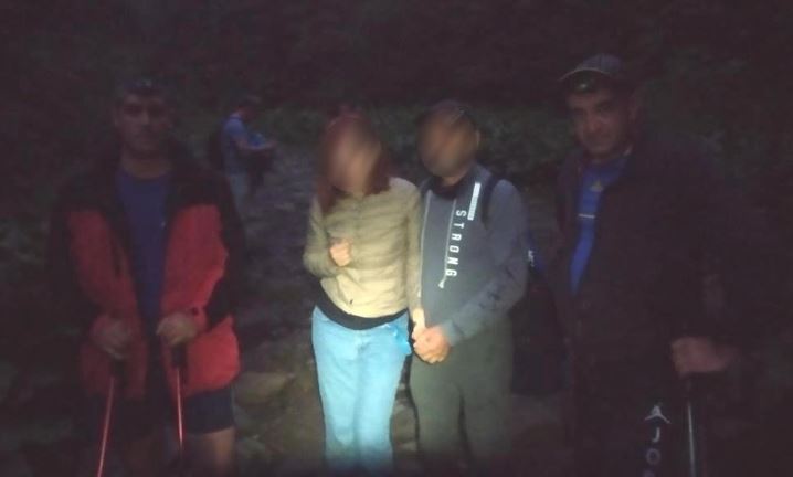 Рятувальники на ношах зносили туристку з Житомирщини, котрій стало зле в горах