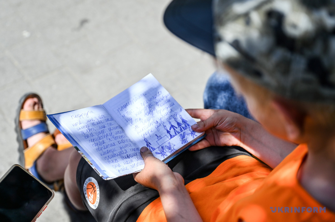 Тіна Кароль подарувала квартиру сім’ї хлопчика, який написав “Маріупольський щоденник” (ВІДЕО)