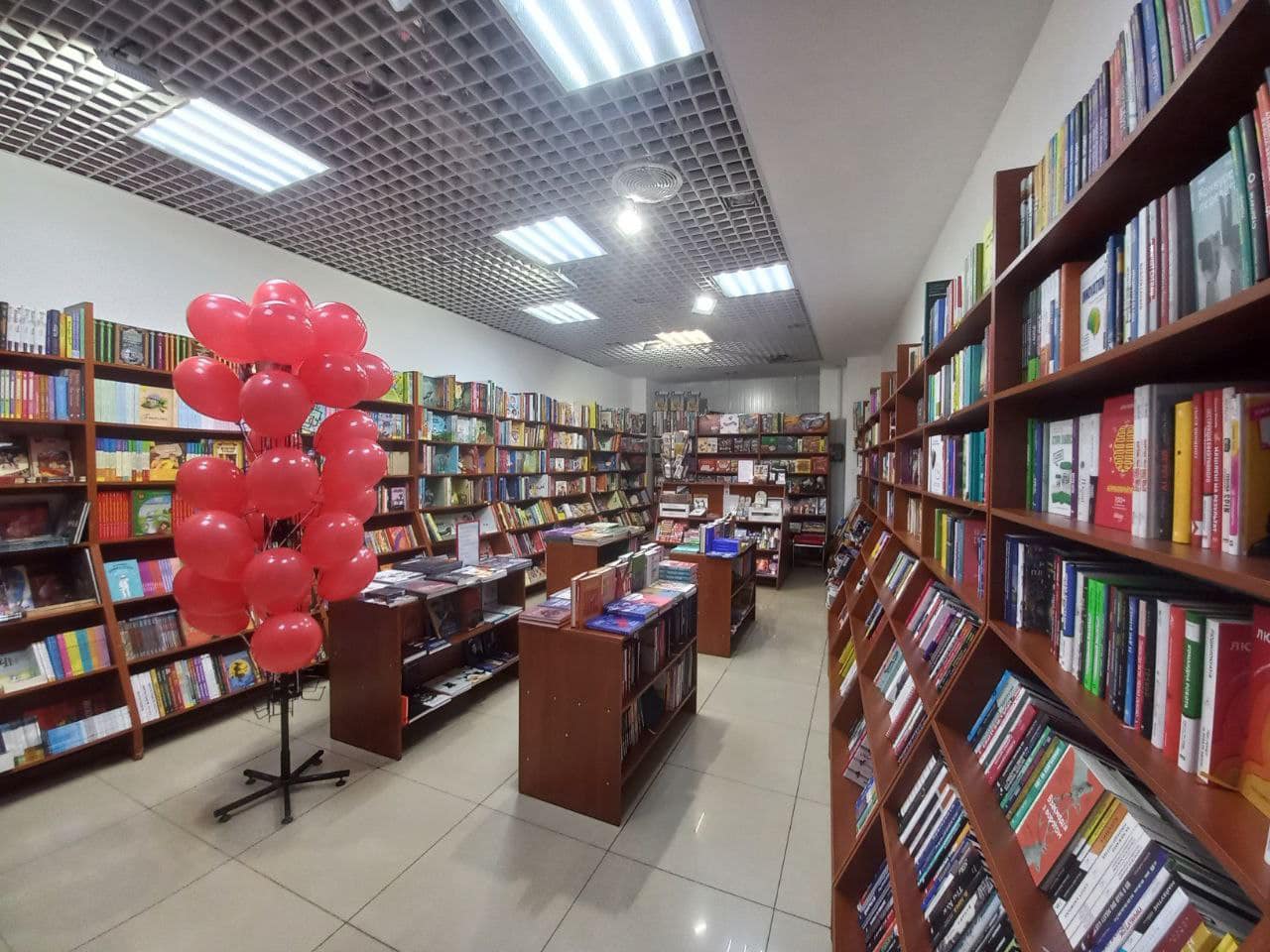 Врятувати книги з-під обстрілів: у Франківську відкрили нову книгарню