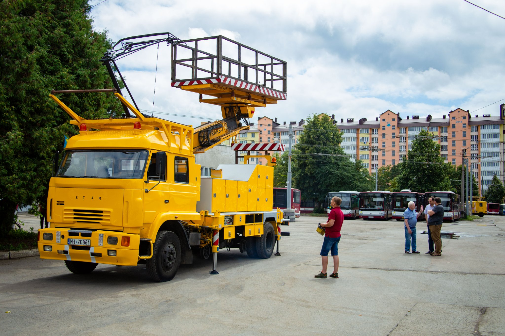 “Варшавський трамвай” подарував Франківську спецавто для ремонту тролейбусної мережі (ФОТО)