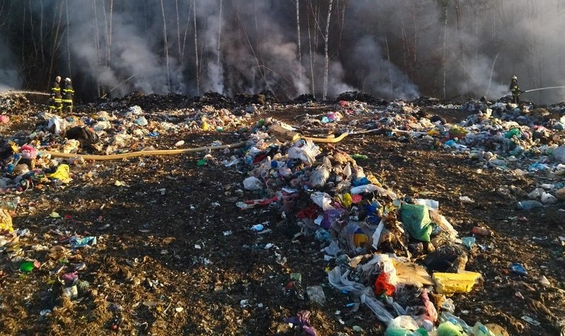 Вночі на Долинщині загорілося сміттєзвалище: гасять досі (ФОТО)