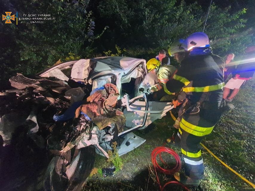 Вночі на Снятинщині зіткнулися вантажівка на “легковик”: водій останнього загинув (ФОТО)