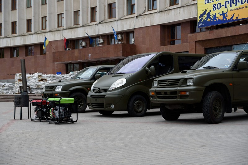 Автомобілі, генератори, вогнегасники: з Франківська на фронт відправили допомоги на мільйон (ФОТО)