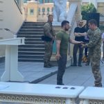 Зеленський вручає Антону Листопаду відзнаку