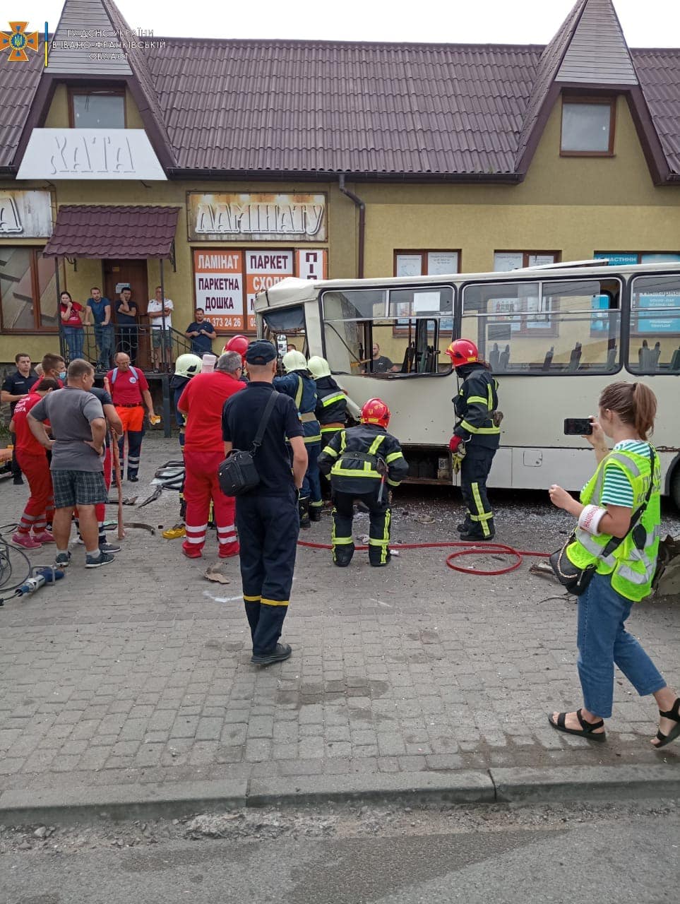 Під Франківськом зіткнулися автобус та автомобілі – є травмовані (ФОТО)