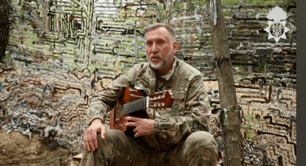 «Моя зброя – це музика». Музикант гурту ТНМК служить у франківському полку Нацгвардії (ВІДЕО)
