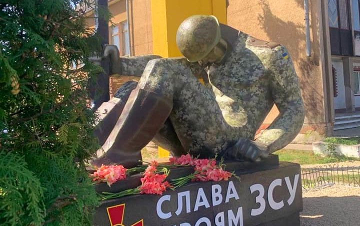 На Калущині радянський меморіал замінили пам’ятником Героям ЗСУ (ФОТО)