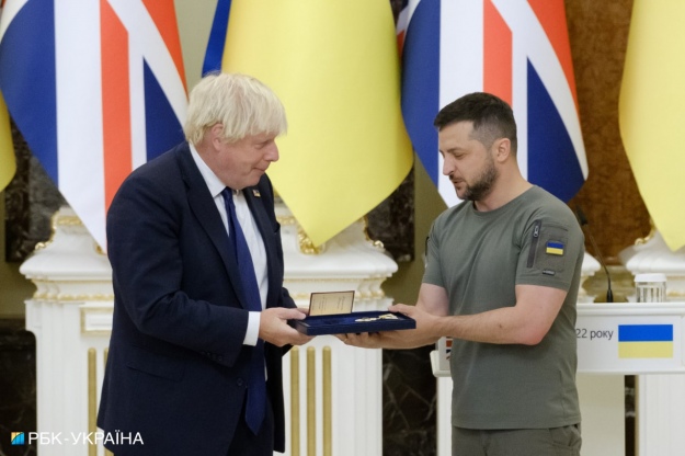 Борис Джонсон отримав у Києві орден, табличку і картку лояльності (ФОТО)