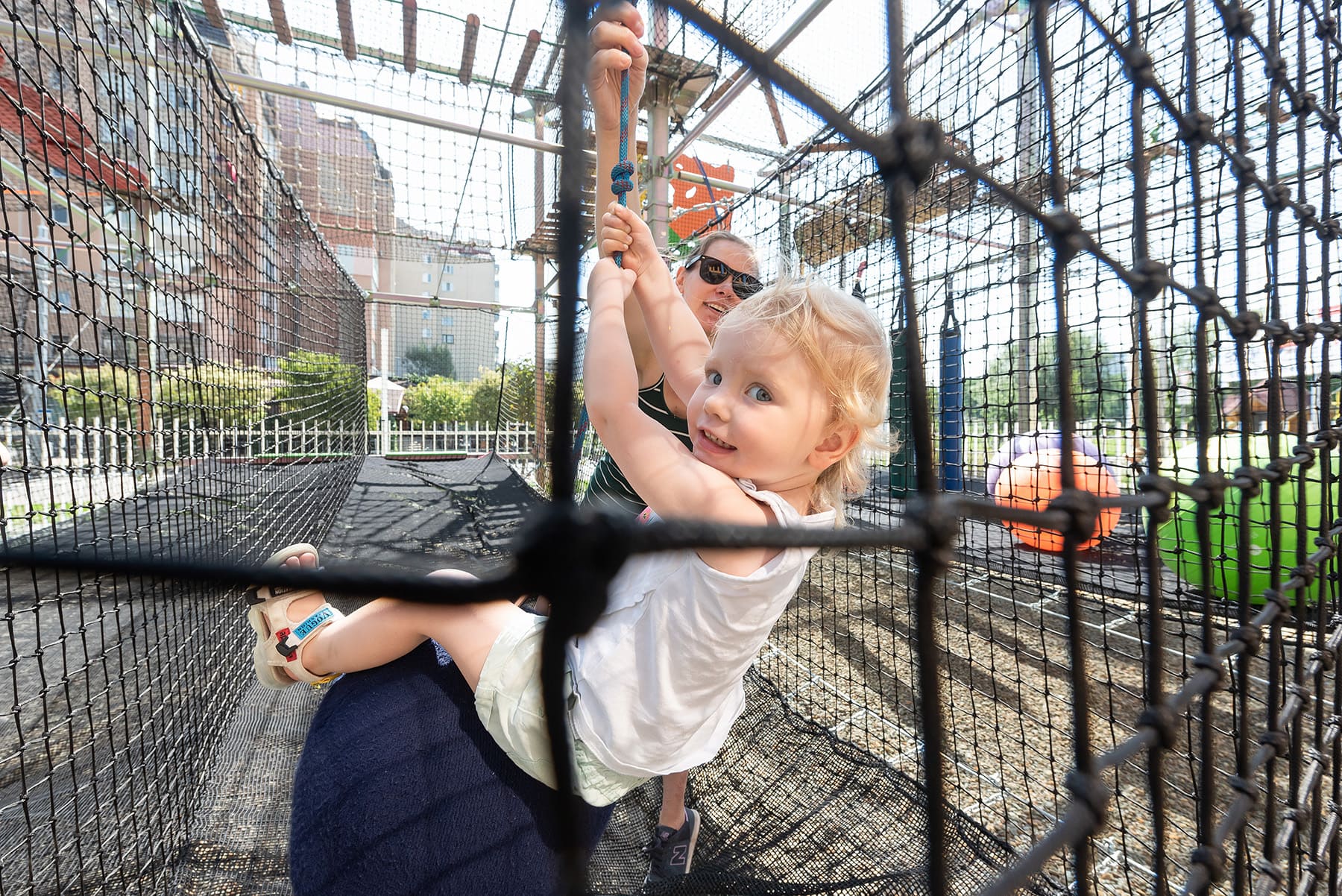 Мотузковий парк без обмежень. У Франківську відкрили нову розвагу для дітей на свіжому повітрі (ФОТО)