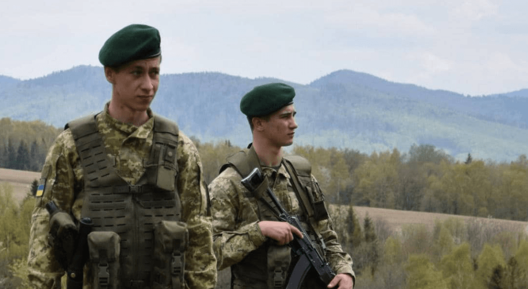 Двоє туристів з Чехії заблукали в Карпатах та незаконно перетнули румунсько-український кордон