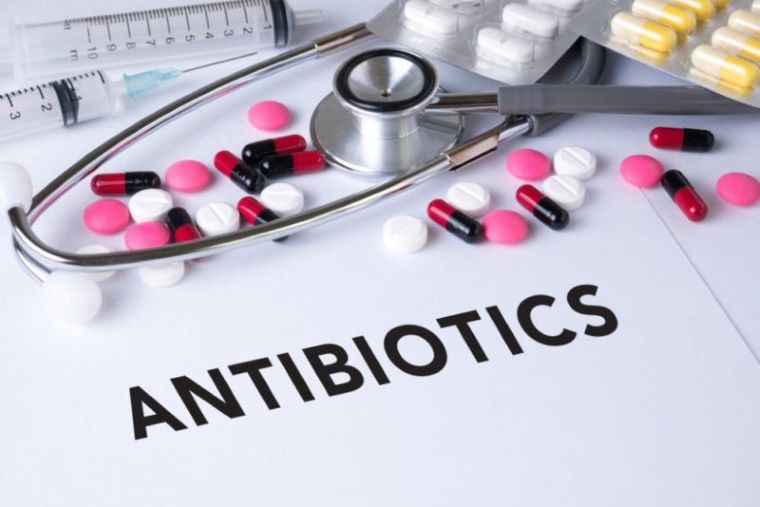 Яку небезпеку несе в собі неконтрольований прийом антибіотиків?