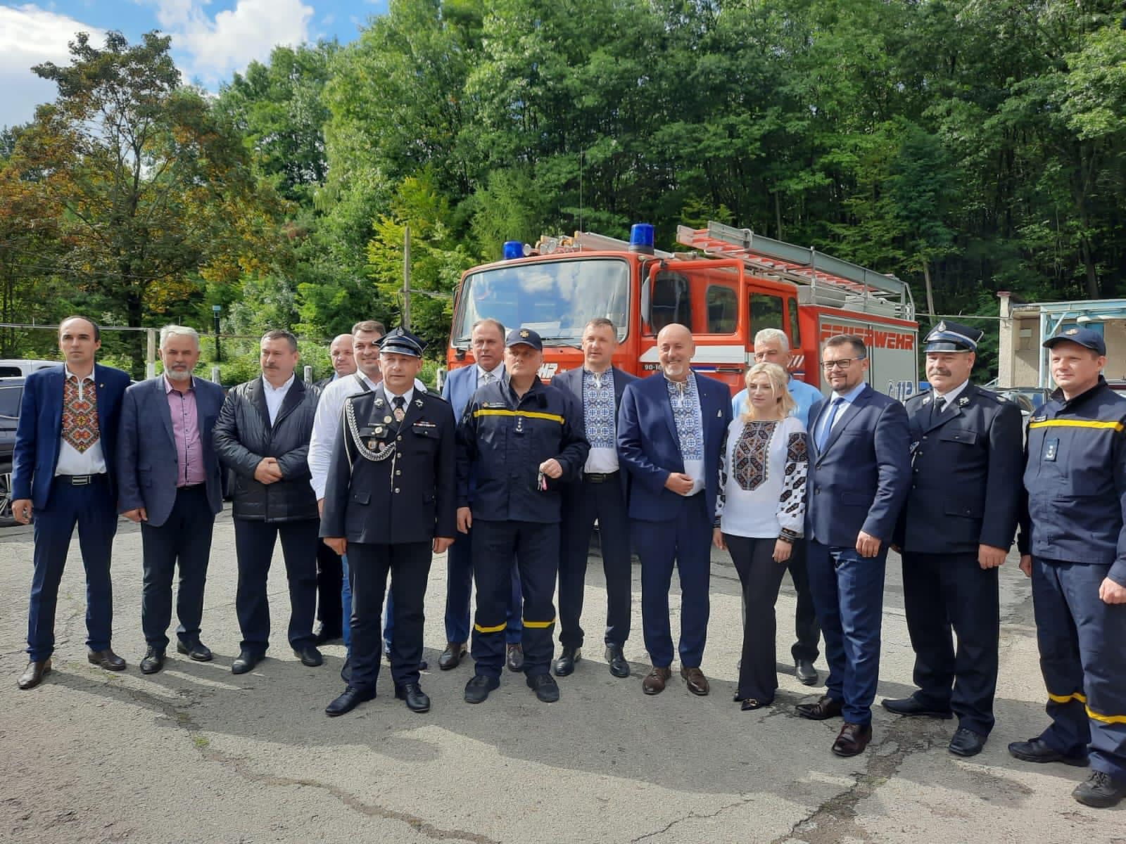 Калуські рятувальники отримали пожежний автомобіль від колег із Польщі (ФОТО)