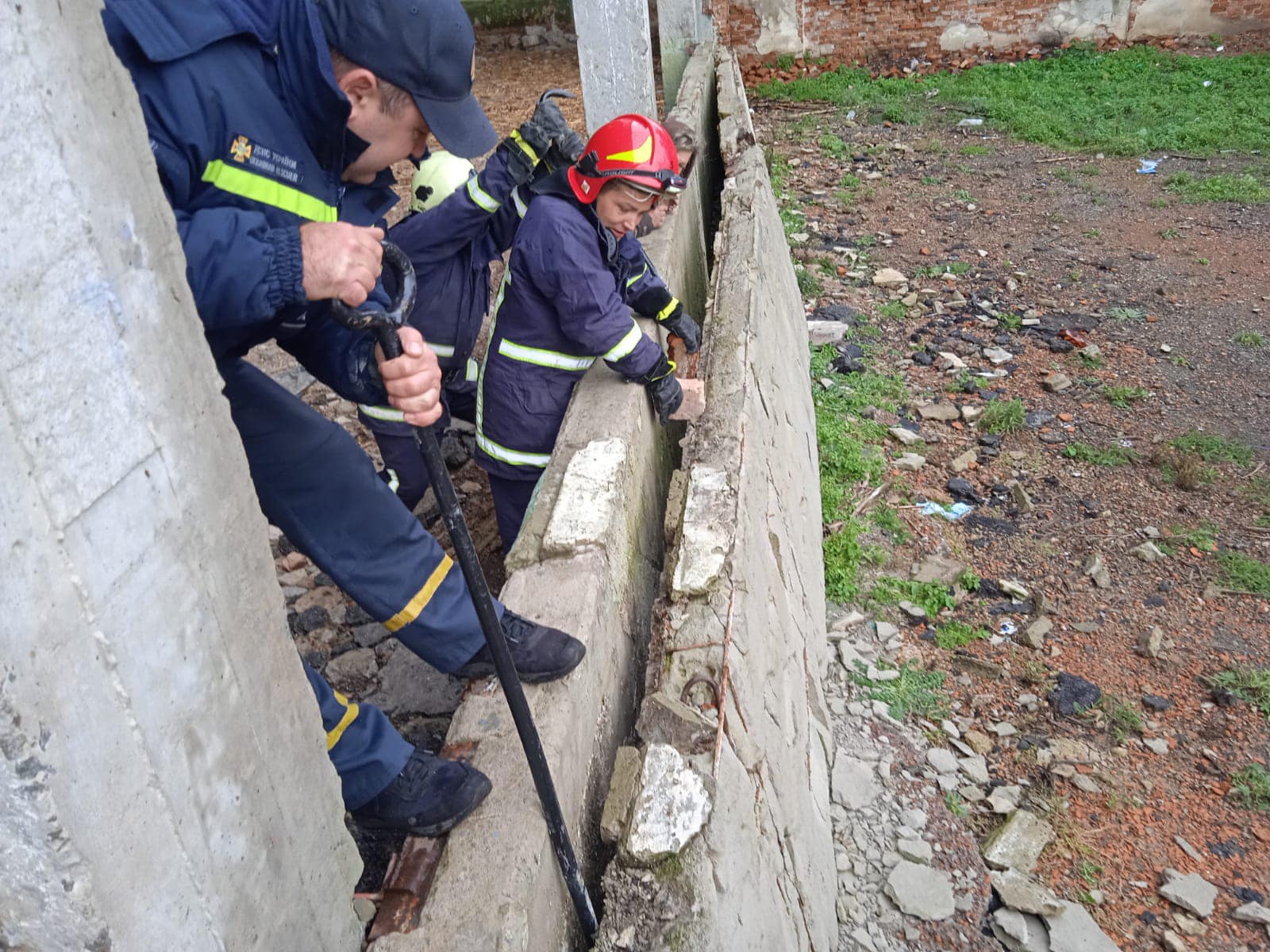 В Обертині рятувальники визволяли жінку та козу, які застрягли серед бетонних плит (ФОТО)