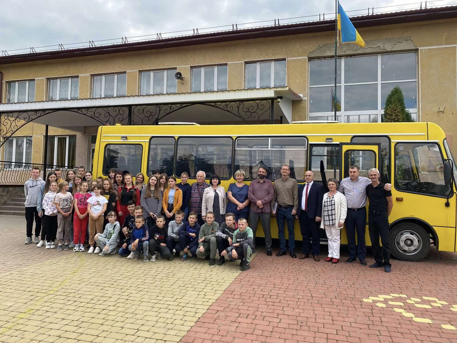 Яремчанська громада отримала нові шкільні автобуси