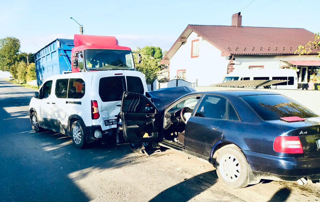 На Городенківщині зіткнулися два авто – постраждали водії. Один з них кермував нетверезим (ФОТО)